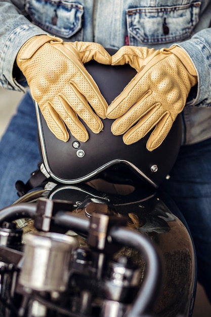 Cierre conjunto de un conductor experimentado. Detalle de la motocicleta de cerca. Casco negro y guantes amarillos de un conductor de motocicleta.