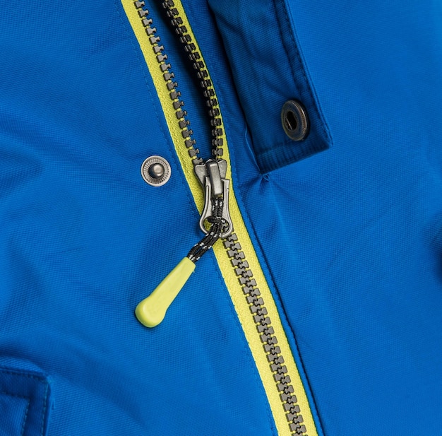 Cierre la cremallera sobre un fondo azul.