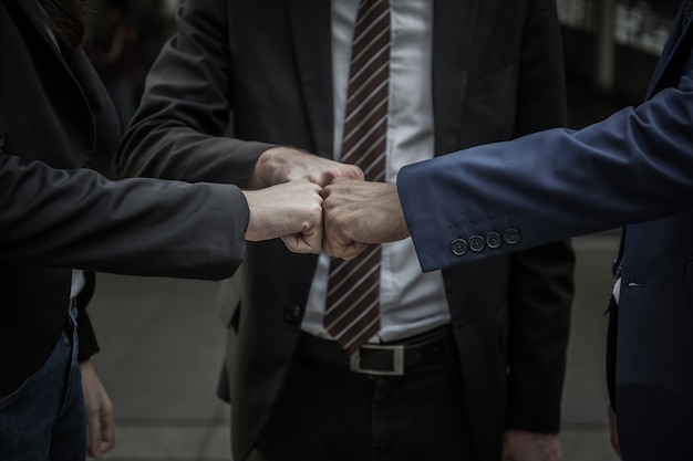 Foto cierre de equipo de negocios exitoso es dar la mano.