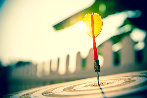 Cierre la flecha de color rojo en el centro de Bullseye o bull'seye para un buen éxito