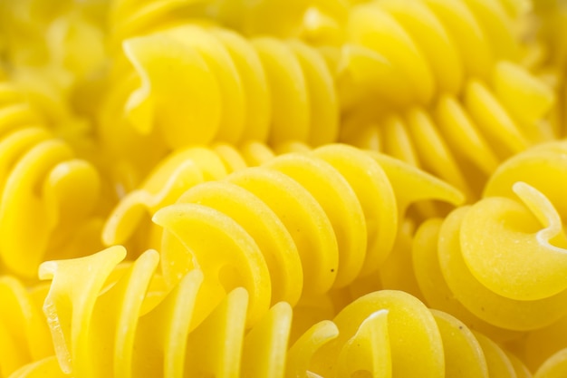 Cierre de fondo de fusilli de pasta espiral sin cocer.