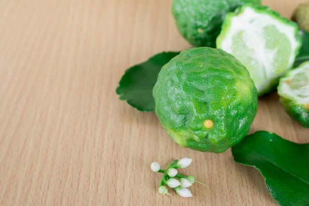 Cierre de fruta de bergamota sobre fondo de madera, (lima Kaffir)