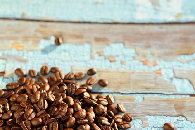 Cierre los granos de café tostados en la mesa y copie el espacio.