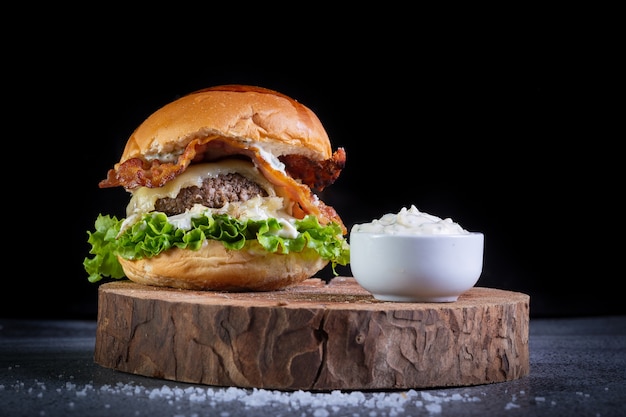 Cierre de hamburguesa con salsa de lechuga y ajo