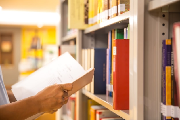 Cierre la mano abierta y lea un libro.