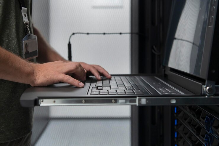 Foto cierre las manos del ingeniero del centro de datos usando el teclado en una supercomputadora. instalación especializada en salas de servidores con un administrador de sistemas masculino que trabaja con la red de protección de datos para la seguridad cibernética.