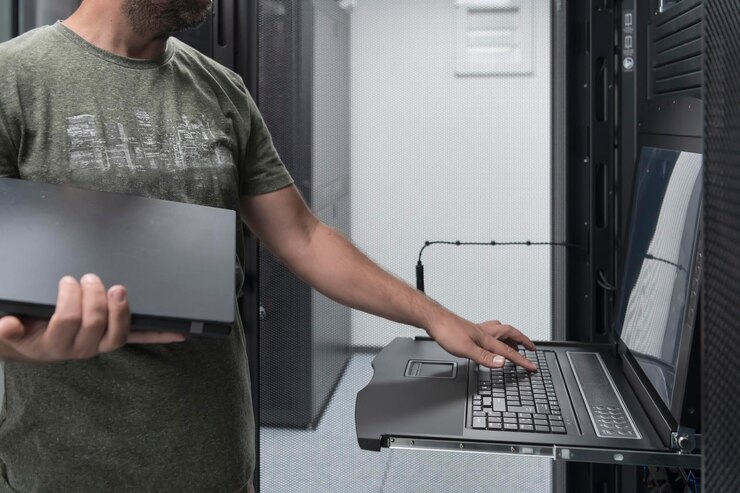 Foto cierre las manos del ingeniero del centro de datos usando el teclado en una supercomputadora. instalación especializada en salas de servidores con un administrador de sistemas masculino que trabaja con la red de protección de datos para la seguridad cibernética.