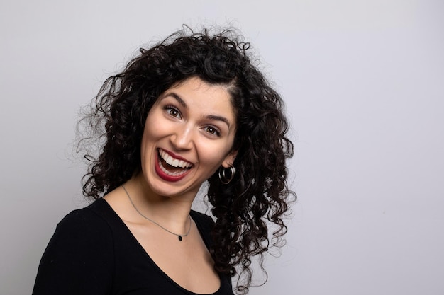 Cierre medio horizontal de una chica entusiasta con una sonrisa feliz