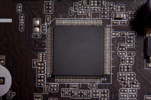 Cierre el microchip en blanco en la placa de circuito electrónico.