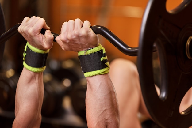 Foto cierre muscular joven hermoso del hombre para arriba