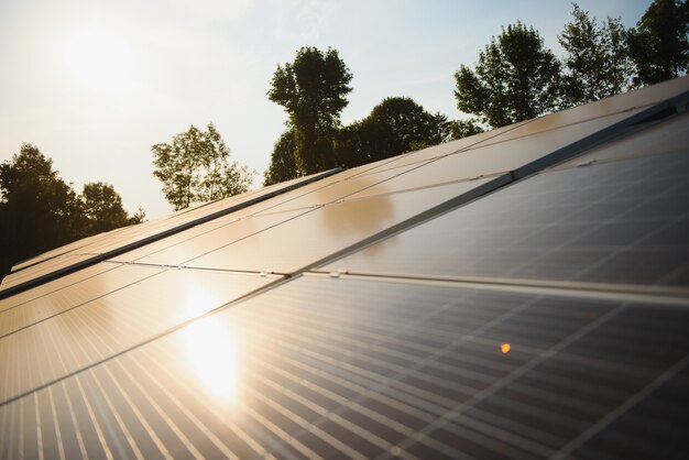 Cierre de paneles solares que se cargan desde el sol