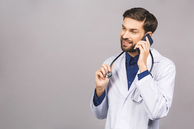 Foto cierre plano de hombre guapo médico