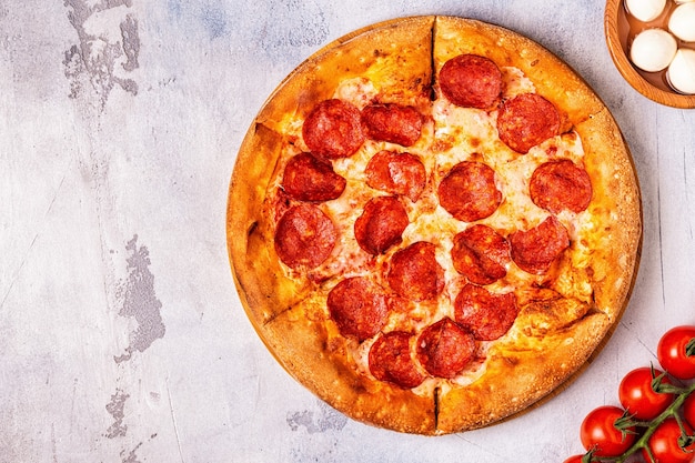 Cierre plano yacía en pizza de pepperoni