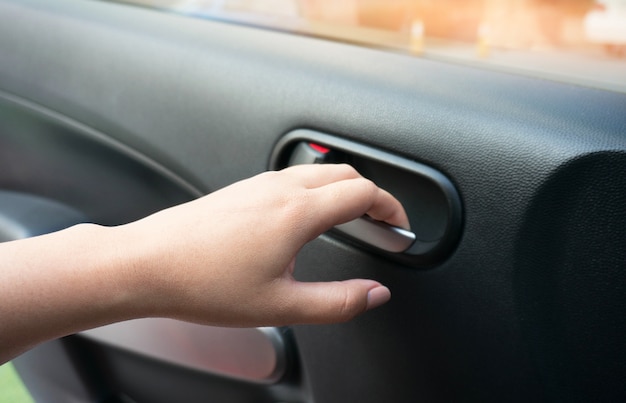 Cierre de la puerta de la mano femenina humana apertura de coche.