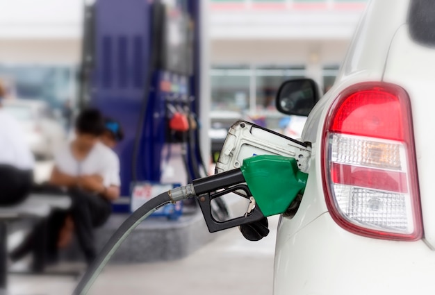 Foto cierre del sistema de monitoreo de combustible que repostar petróleo a un vehículo en una estación de servicio.