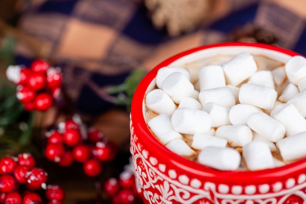 Cierre de taza roja con cacao y malvaviscos, Navidad y año nuevo