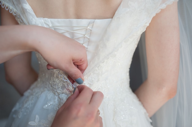 Cierre del vestido, cierre de botones en el vestido de la novia, honorarios de la novia, vestido de novia