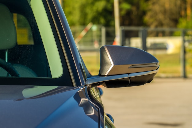 Cierre la vista frontal del espejo lateral del coche. Espejo retrovisor delantero en la ventanilla del automóvil. Detalles exteriores del coche.