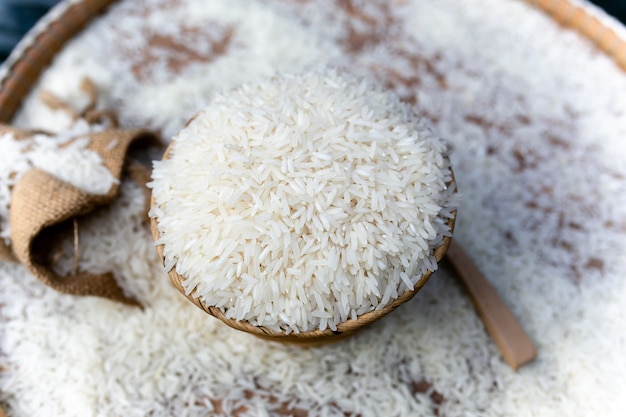 Ciérrese para arriba del arroz blanco en cesta de madera.