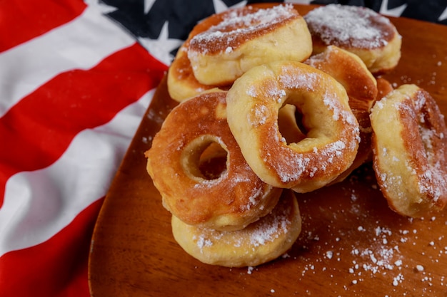 Foto ciérrese para arriba de buñuelos enormes deliciosos con el top sobre fondo de la bandera americana