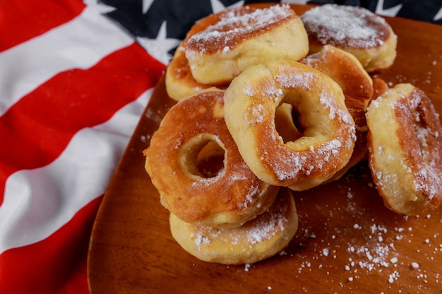 Ciérrese para arriba de buñuelos enormes deliciosos con el top sobre fondo de la bandera americana