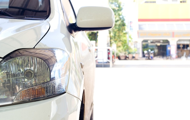 Ciérrese para arriba de los coches blancos en un lugar de estacionamiento.