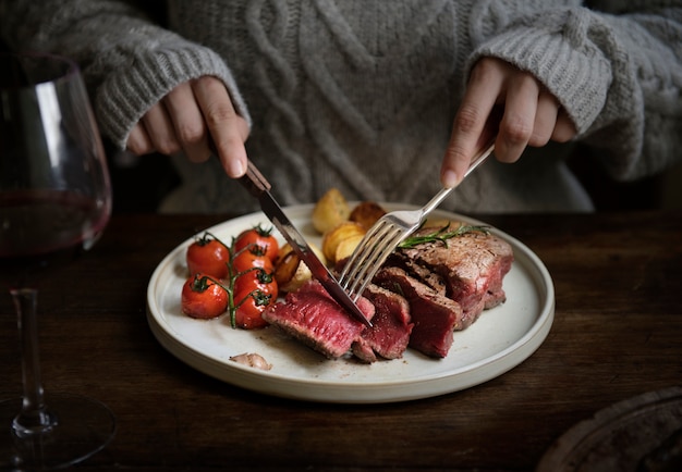 Foto ciérrese para arriba de cortar una idea de la receta de la fotografía de la comida del filete de filete