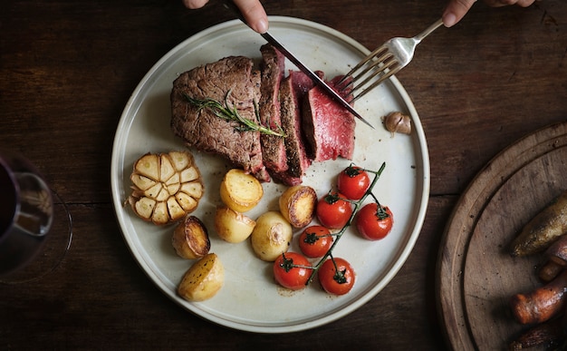 Foto ciérrese para arriba de cortar una idea de la receta de la fotografía de la comida del filete de filete