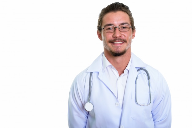 Ciérrese para arriba del doctor joven feliz del hombre que sonríe con las lentes aisladas