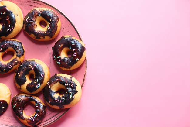 Foto ciérrese para arriba de las donas del chocolate en la placa.