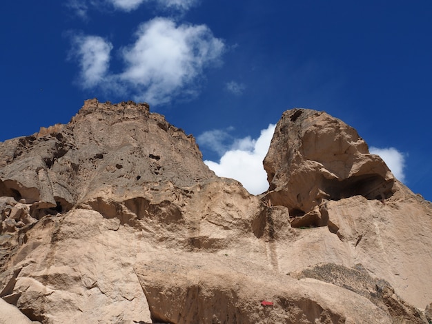 Ciérrese para arriba del monasterio excavado en la roca en Selime, Capadocia, Turquía con el fondo del cielo azul.