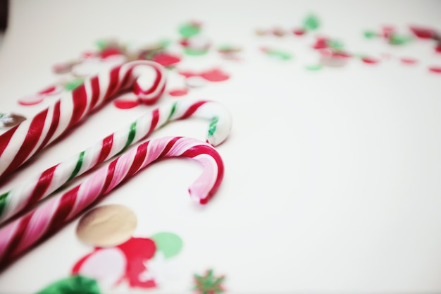 Ciérrese para arriba de las piruletas rayadas y coloreadas de la Navidad.