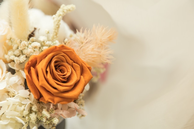 Ciérrese para arriba de ramo anaranjado de la flor de las rosas anaranjadas en blanco con el copyspace.