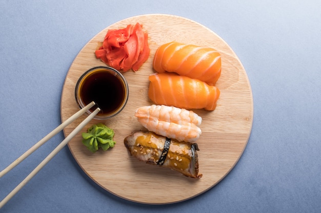 Ciérrese para arriba del sistema del sushi del sashimi servido en la placa de madera. sabrosos mariscos japoneses, concepto de restaurante
