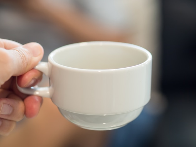 Ciérrese para arriba de la taza blanca del café sólo caliente.