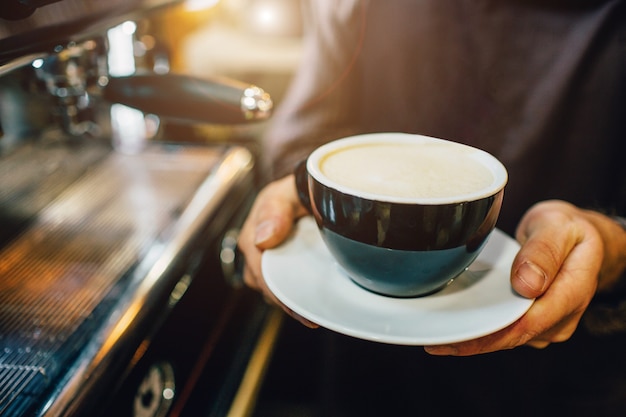 Ciérrese para arriba de la taza de café grande.