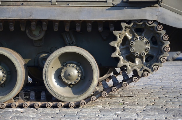 Foto ciérrese para arriba del transporte verde de la oruga acorazada. tecnologías modernas de vehículos de transporte militar