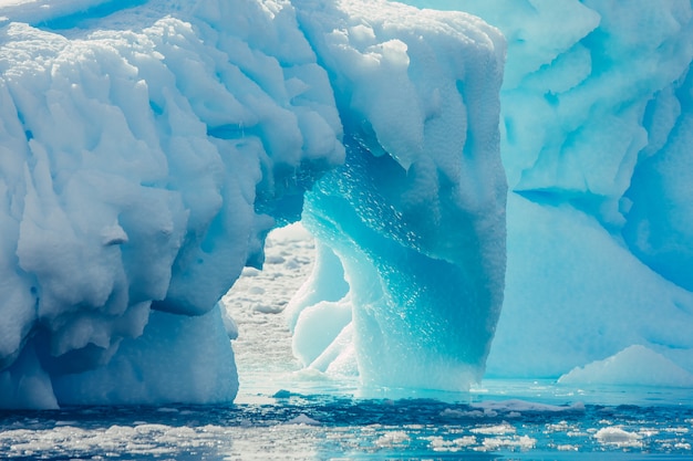 Ciérrese encima del arco del iceberg. Paisaje antártico.