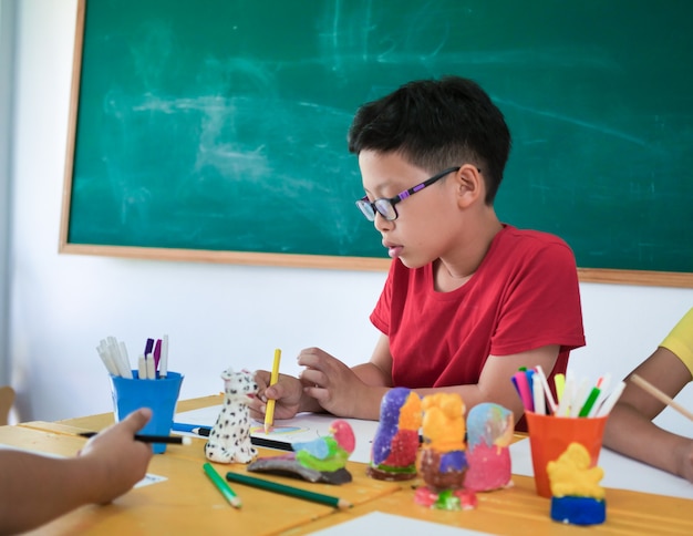 Ciérrese encima del estudiante asiático en sala de clase.