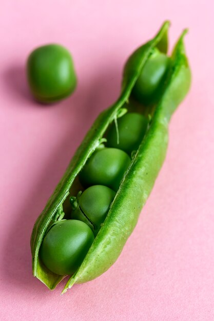 Ciérrese encima de los guisantes en la tabla colorida