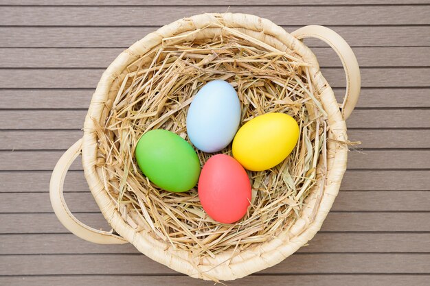 Ciérrese encima de los huevos de Pascua en la cesta