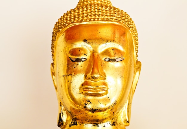 Ciérrese encima de la imagen de la escultura de oro de Buda del templo de Wat Pho, Bangkok, Tailandia.