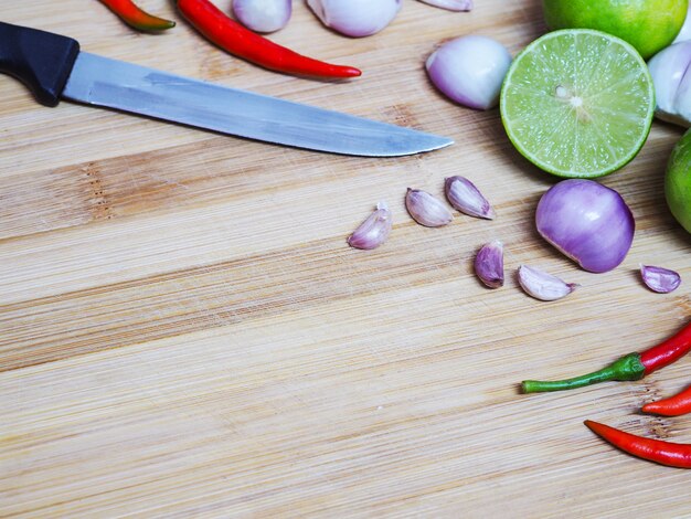 Ciérrese encima del ingrediente de la hierba de la comida tailandesa de la especia en tabla de cortar de madera.