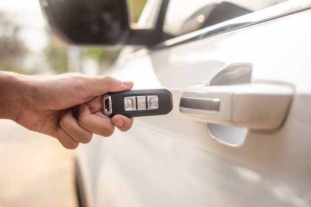 Ciérrese encima de la mano que sostiene el coche abierto clave