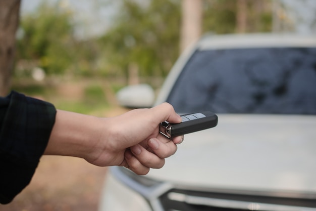 Ciérrese encima de la mano que sostiene el coche abierto clave