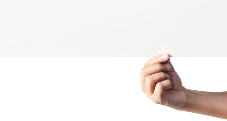 Foto ciérrese encima de la mano que sostiene el papel en blanco para el papel de carta