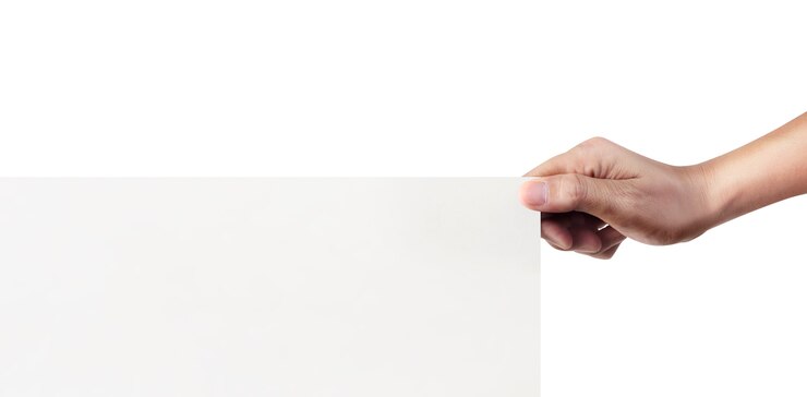 Foto ciérrese encima de la mano que sostiene el papel en blanco para el papel de carta