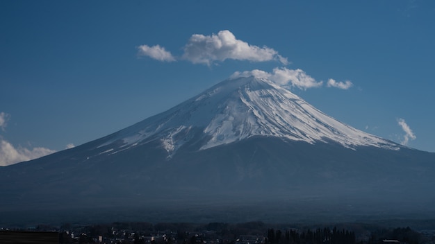 Ciérrese encima de la montaña de Fuji con la capa de nieve en la cima con podría, fujisan