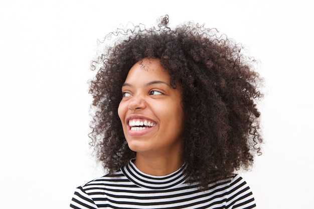 Ciérrese encima de la mujer afroamericana feliz que sonríe contra el fondo blanco