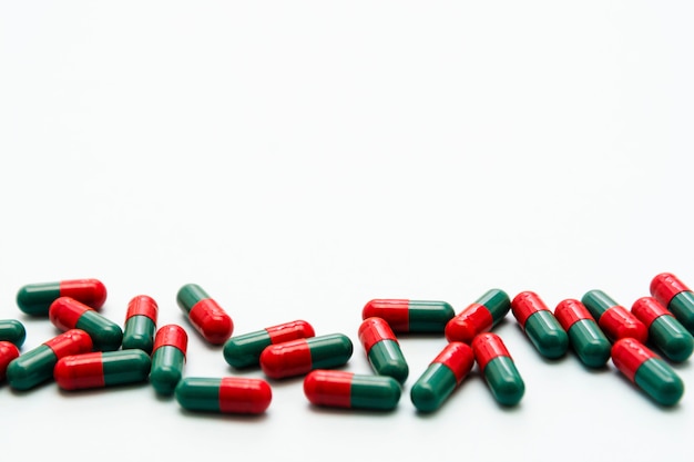 Ciérrese encima de las píldoras: atención médica, virus, suplemento alimenticio o prescripción para el dolor.